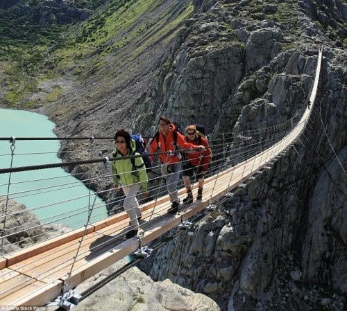 Rợn người đi qua cây cầu treo dài và nguy hiểm ở Thụy Sĩ