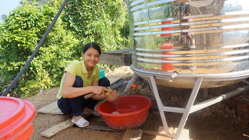 Cô Lương Thị Thu Hiền, điểm trường mầm non Thượng Nung đang chuẩn bị bữa ăn cho trẻ