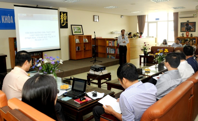  Ông Nguyễn Huy Bằng - Chi hội trưởng Chi hội Luật gia Bộ GD&ĐT chủ trì buổi tọa đàm.