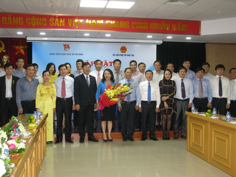 Thứ trưởng Nguyễn Thị Nghĩa chia vui với các cán bộ nhận Kỉ niệm chương
