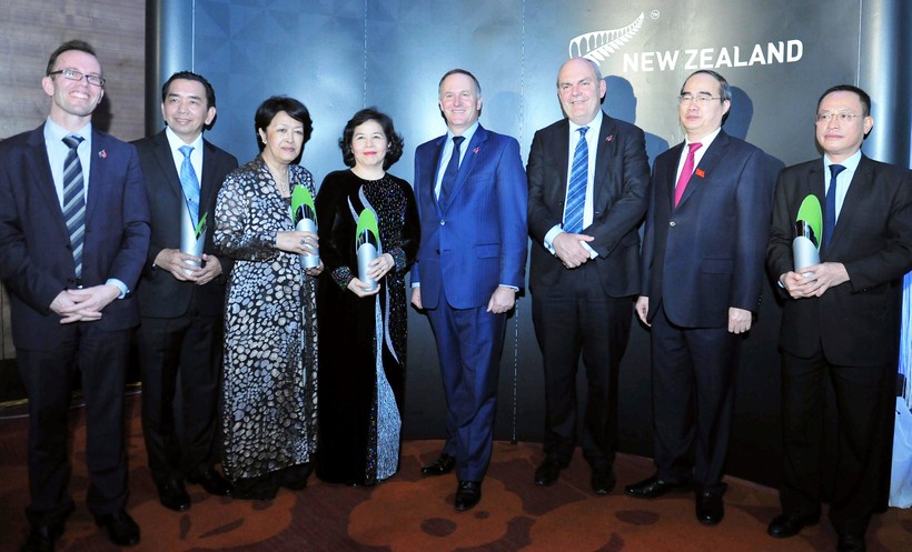 Thủ tướng New Zealand John Key với các cá nhân được nhận giải thưởng. (Ảnh:TH).