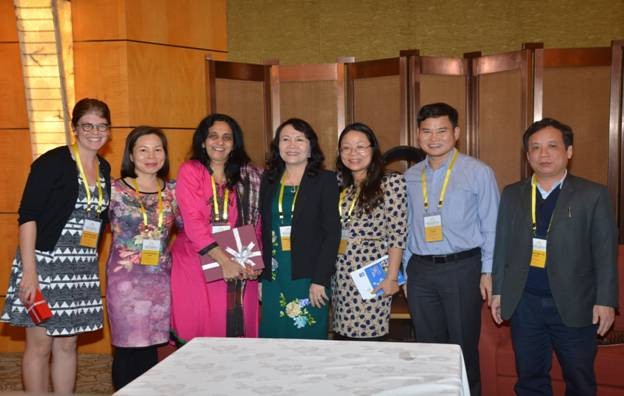 Thứ trưởng Bộ GD-ĐT Nguyễn Thị Nghĩa (thứ 4 từ phải sang) tiếp bà Chemba - Đại diện UNICEF Toàn cầu và Khu vực Đông Á Thái Bình Dương.
