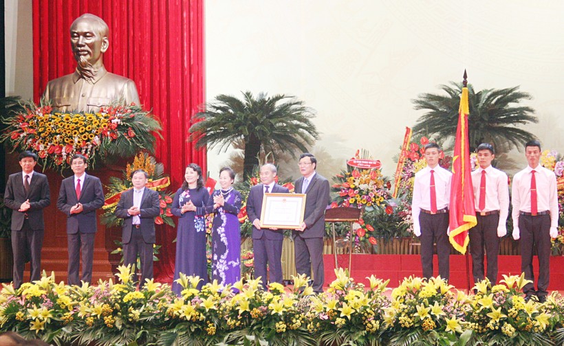 Phó Chủ tịch nước Nguyễn Thị Doan trao Huân chương Độc lập hạng Nhất cho Bộ GD&ĐT tại Đại hội Thi đua yêu nước ngành Giáo dục lần thứ VI