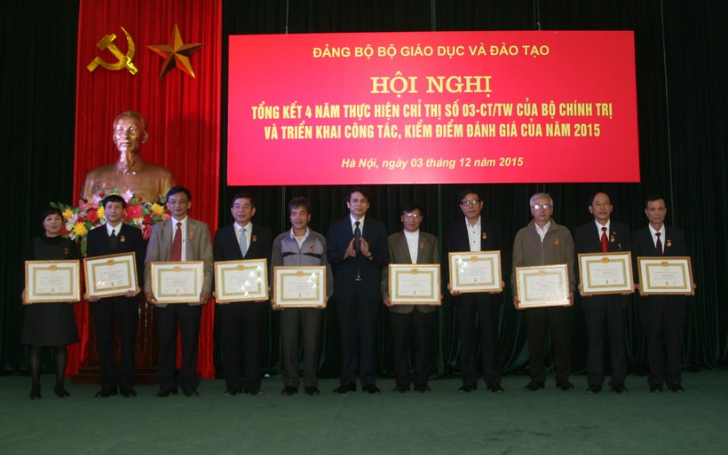 Thứ trưởng Bộ GD&ĐT Phạm Mạnh Hùng chúc mừng các đồng chí vinh dự nhận Huy hiệu Đảng