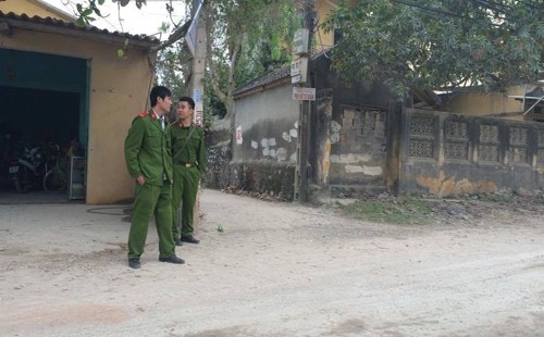 Lực lượng công an được huy động chốt chặt các ngã đường ở xã Đông Hưng (TP Thanh Hóa) để truy bắt phạm nhân Sơn ngày 11/12/2015.