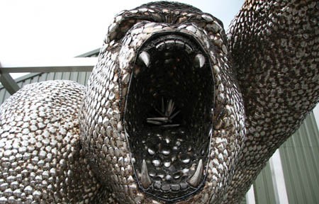Bức tượng khỉ đột khổng lồ làm từ 40.000 chiếc thìa 
