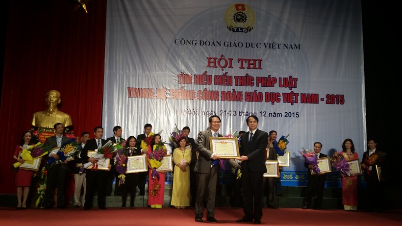 Thứ trưởng Bộ GD&ĐT tặng Bằng khen công nhận giải Nhất cho Công đoàn trường ĐH Kinh tế Quốc dân