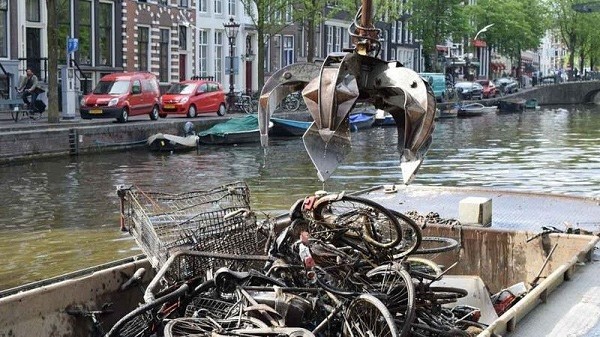 Mục sở thị nghề “câu xe đạp” trên kênh rạch như câu cá ở Hà Lan 