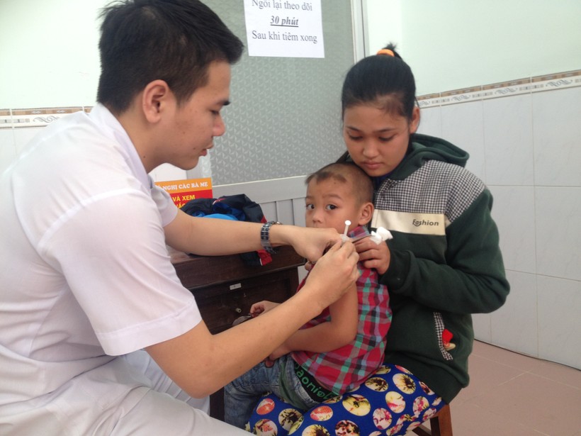 Trẻ đến tiêm phòng vắc xin dại tại Trung tâm Y tế dự phòng Đồng Tháp.