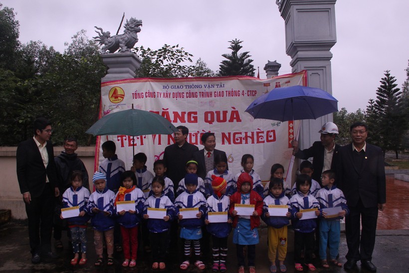 Trao quà cho học sinh nghèo vượt khó tại Hà Tĩnh