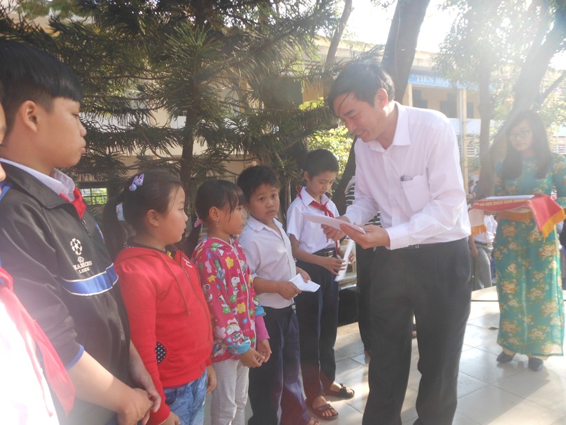 Ông Lê Trung Chinh – Giám đốc Sở GD&ĐT Đà Nẵng trao quà Tết cho học sinh có hoàn cảnh đặc biệt khó khăn.