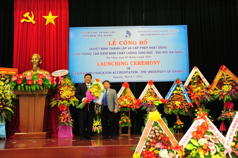 Thứ trưởng Bùi Văn Ga trao quyết định thành lập và cấp phép hoạt động cho Trung tâm kiểm định chất lượng giáo dục – ĐH Đà Nẵng.