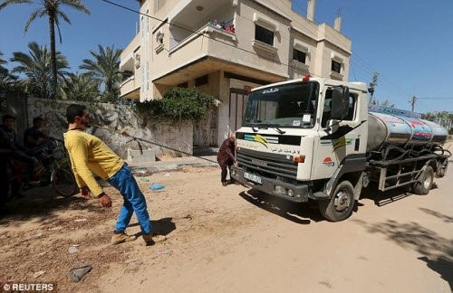 Chàng trai 20 tuổi dùng răng kéo xe chở nước nặng 15 tấn tại thị trấn Deir al-Balah, Dải Gaza.