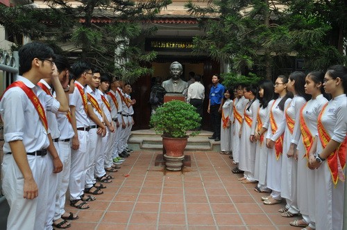  Đoàn cán bộ, giáo viên, học sinh Đà Nẵng thắp hương tưởng nhớ công lao của cụ Phan Châu Trinh tại tượng đài và khu nhà lưu niệm Phan Châu Trinh – TP Đà Nẵng.