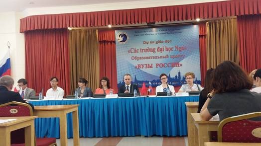 Lãnh đạo các trường ĐH đến từ LB Nga trao đổi với phía Việt Nam về những yêu cầu của việc tuyển sinh du học Nga trong buổi họp báo
