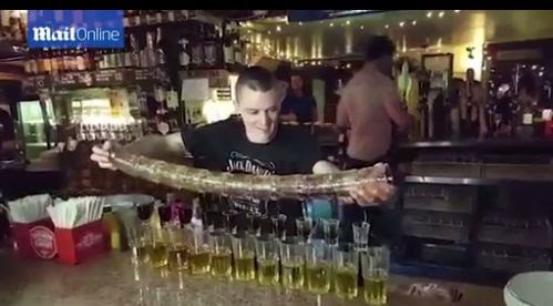 Video: Nhân viên quầy bar làm xiếc với những chiếc cốc