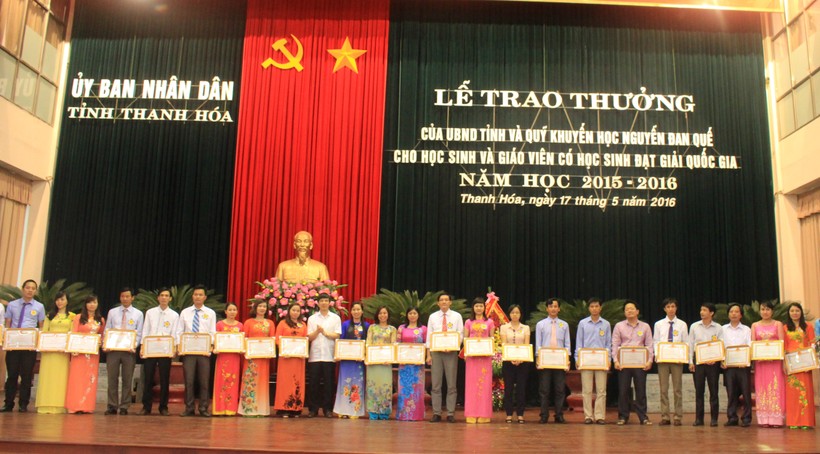 Trao bằng khen cho giáo viên có học sinh đạt giải quốc gia, năm học 2015-2016
