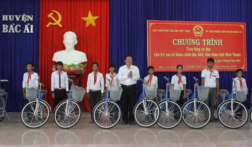 Ninh Thuận: Trao tặng xe đạp cho  HS có hoàn cảnh khó khăn