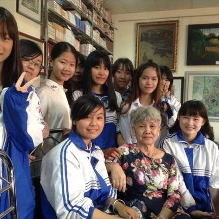 Các em học sinh quây quần bên nhà thơ Bùi Kim Anh
