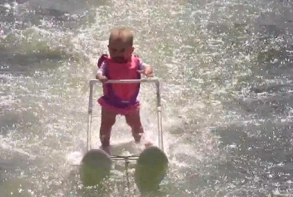 Bé gái 6 tháng tuổi lướt ván điệu nghệ như người lớn