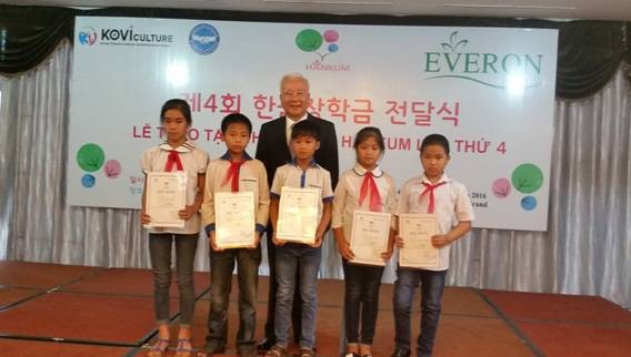 Nguyễn Văn Đào – Phó Giám đốc Everpia đại diện cho các nhà tài trợ tặng quà cho các em học sinh nghèo vượt khó của Hà Nội và Phú Thọ