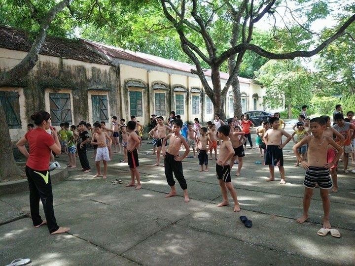 Không có bể bơi hiện đại nhưng Trường tiểu học Hoằng Quỳ (huyện Hoằng Hóa, Thanh Hóa) vẫn tạo cho học sinh một sân chơi hào hứng và bổ ích.