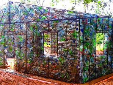 Độc đáo ngôi làng bằng chai nhựa trong tương lai ở Panama