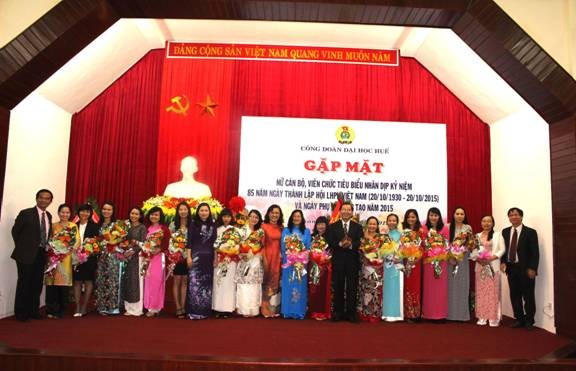 Nữ CB, VC có sản phẩm chọn trưng bày, giới thiệu được biểu dương nhân dịp kỷ niệm Ngày Thành lập Hội Liên hiệp phụ nữ Việt Nam (20/10/2015)