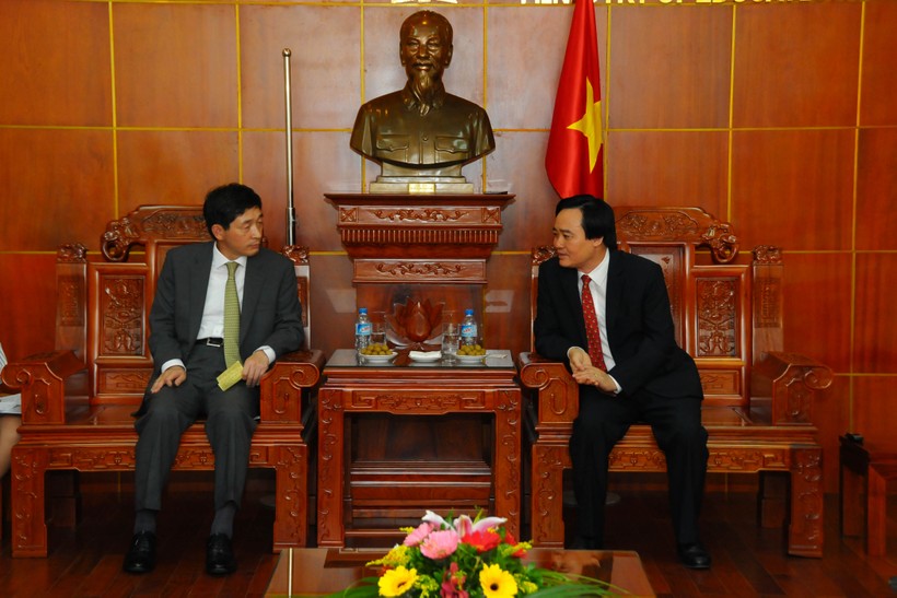 Bộ trưởng Phùng Xuân Nhạ (phải) thảo luận với Đại sứ Hàn Quốc Lee Hyuk về hợp tác GD-ĐT