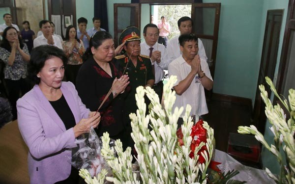 Lãnh đạo Quốc hội dâng hương tưởng niệm Chủ tịch Hồ Chí Minh