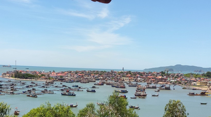 Khu vực nuôi cá lồng của nhân dân xã Nghi Sơn, huyện Tĩnh Gia, Thanh Hóa. Ảnh: Nguyễn Quỳnh

