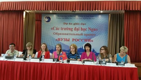Các đại biểu đại diện cho các trường ĐH của Nga trao đổi với các nhà báo của Việt Nam về Dự án "Các trường Đại học LB Nga" tại buổi họp báo.