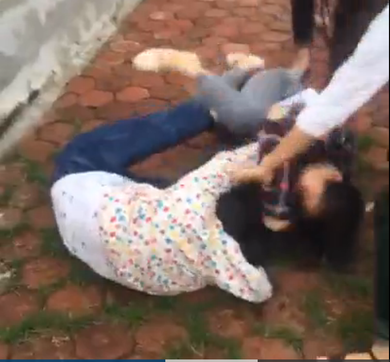 Hai học sinh nữ ở huyện Thiệu Hóa, Thanh Hóa đánh nhau do muâu thuẫn trên facebook. Ảnh cắt từ clip

