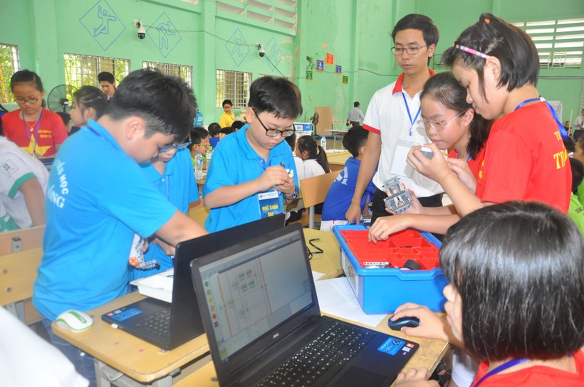  Ngày hội Robothon quốc gia năm 2016 tại thành phố Đà Nẵng diễn ra hết sức sôi nổi, thu hút đông đảo các đội tuyển đến từ các trường tiểu học và trung học cơ sở trên địa bàn.
