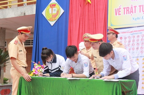 Giáo dục pháp luật về Trật tự an toàn giao thông cho học sinh trường THPT Nguyễn Duy Trinh, huyện Nghi Lộc, Nghệ An