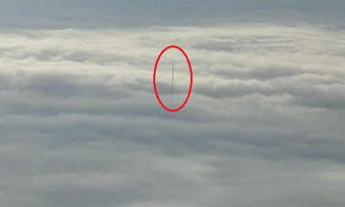 Cột lạ nhô lên giữa biển mây ở độ cao 1.400m  