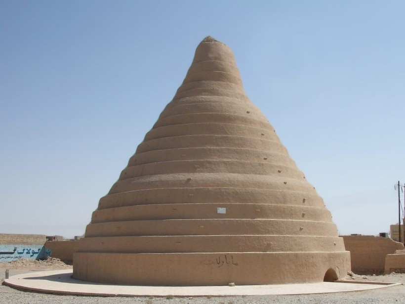 "Tủ lạnh" 2.400 tuổi trữ băng đá suốt mùa Hè ở sa mạc  