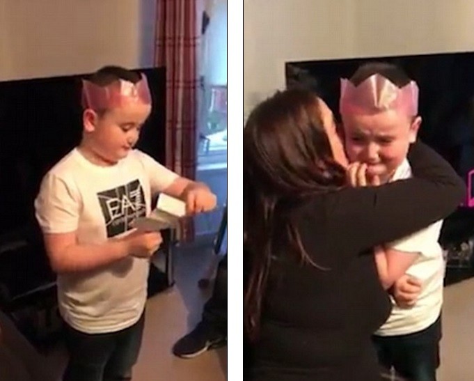 Cậu bé vui sướng khóc nấc khi bố mẹ báo có em bé