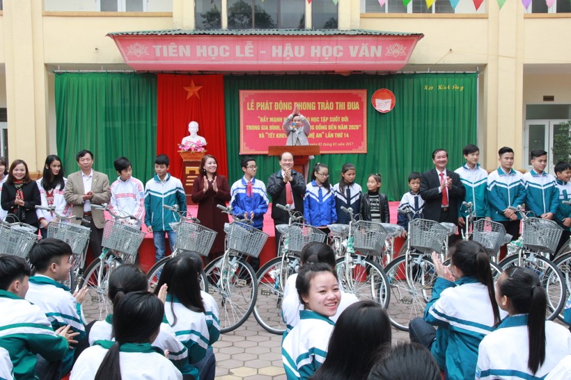 Tặng 20 xe đạp cho các em học sinh có hoàn cảnh khó khăn biết vươn lên trong học tập