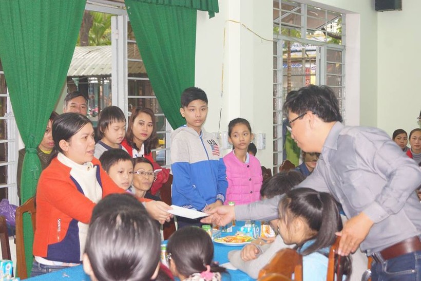 Đại diện Sở GD&ĐT Đà Nẵng tặng quà cho HS khó khăn trước Tết Nguyên đán