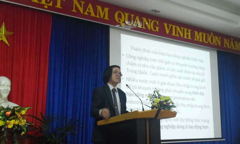GS.TS Trần Văn Thọ trình bày chuyên đề Công nghiệp hóa Việt Nam trong giai đoạn mới.

