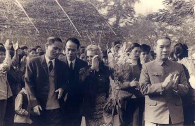 GS Nguyễn Cảnh Toàn (ngoài cùng bên trái) và Bộ trưởng GD&ĐT Nguyễn Văn Huyên (ngoài cùng bên phải) đưa bà Bộ trưởng Giáo dục Đức thăm ĐH Sư phạm Hà Nội năm 1960. Ảnh: Công An Nhân Dân.  