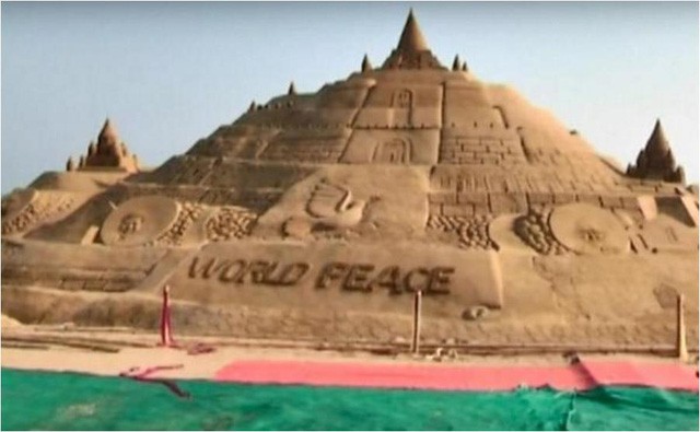 Chiêm ngưỡng lâu đài cát lớn nhất thế giới  