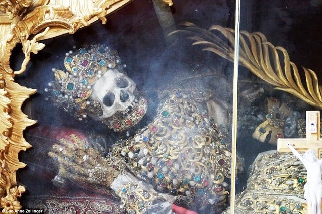 Bộ xương nạm ngọc lấp lánh trong tu viện 700 năm ở Đức 