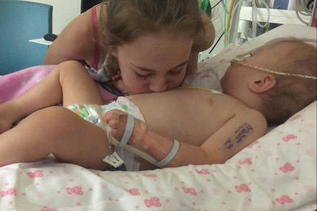 Vì một nụ hôn của chị gái, bé gái 2 tuổi bất ngờ được hồi sinh kỳ diệu