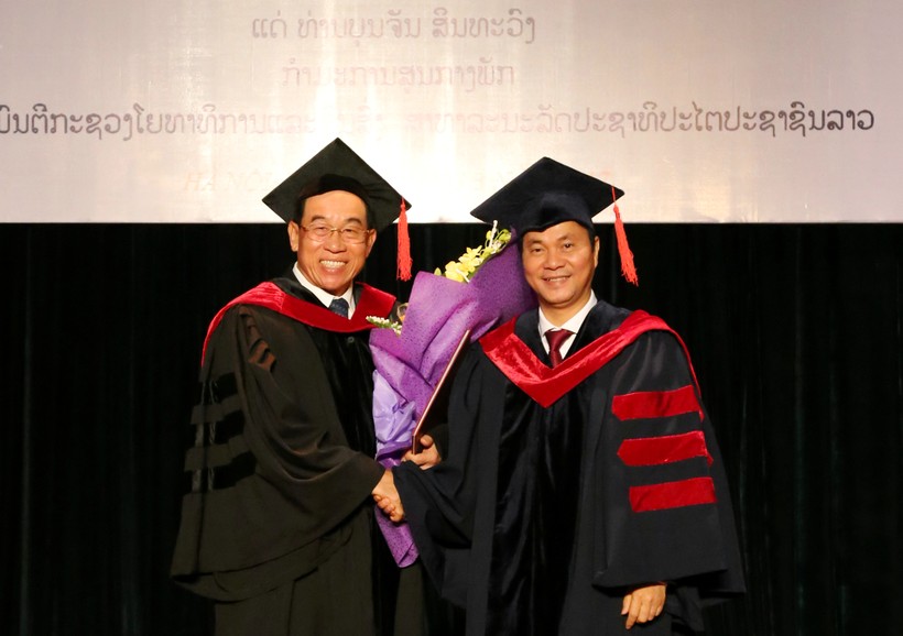 PGS.TS Nguyễn Ngọc Long trao bằng Tiến sĩ danh dự cho ngài Bounchanh Sinthavong