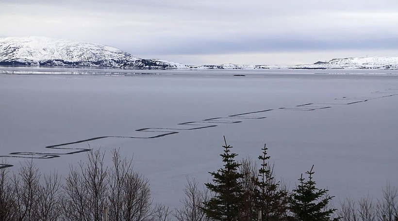 Đường zig zag bí ẩn trên hồ lớn nhất Iceland 