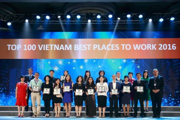 Ông Nguyễn Quốc Việt (thứ hai từ trái sang), Trưởng Bộ phận Tuyển dụng và Đào tạo, Vinamilk đại diện công ty nhận chứng nhận thứ 2 trong top 100 nơi làm việc tốt nhất Việt Nam.