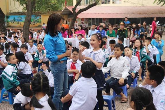 Các anh chị Đoàn viên của Cung Văn hóa Thể thao Thanh niên Hà Nội giao lưu với các em học sinh