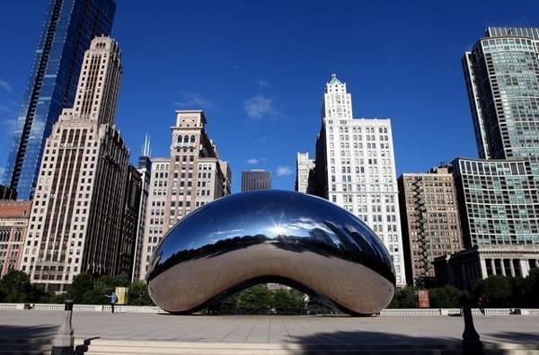 Cloud Gate (Chicago, Mỹ): Tượng điêu khắc nặng 110 tấn này là đứa con tinh thần của Anish Kapoor, được đặt tại công viên Millennium. Tác phẩm mô phỏng hình dạng của thủy ngân là một điểm du lịch nổi tiếng.